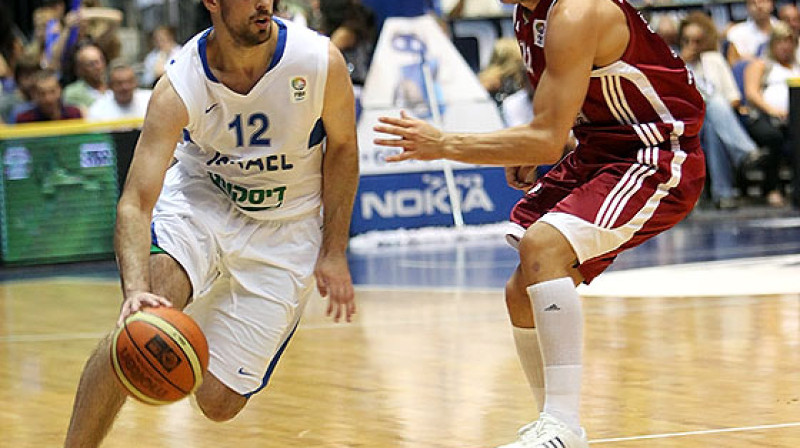 Jots Halperins (pa kreisi) mačā pret Latviju realizēja 4 no 5 trīspunktu metieniem.
FOTO: www.fibaeurope.com