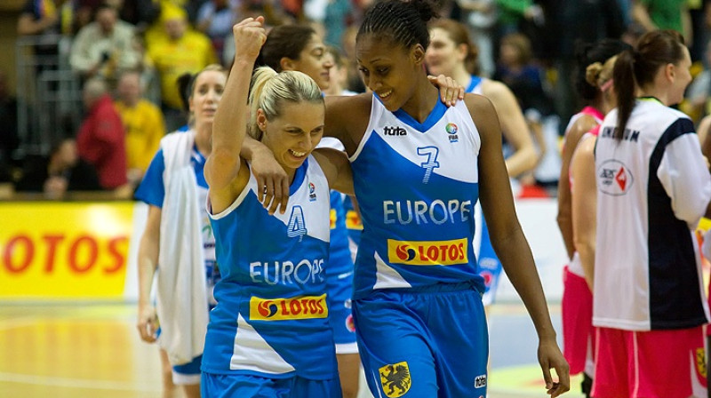 Sandrine Gruda kopā ar Aneti Jēkabsoni-Žogotu
Foto: fibaeurope.com