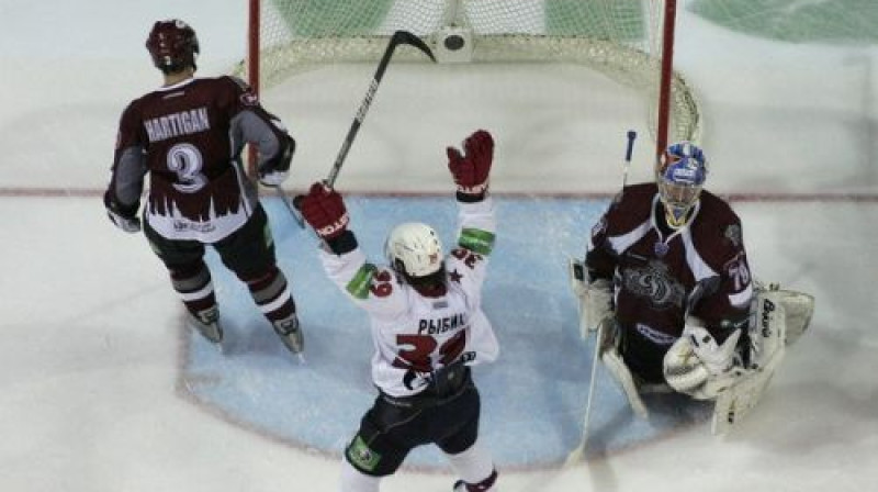 ''Dinamo'' ielaida sešus vārtus. Tiesa, viena ripa ielidoja tukšos, un to iemeta Maksims Ribins
Foto: Romāns Kokšarovs, Sporta Avīze, f64