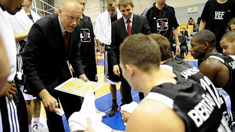 Rims Kurtinaitis dod norādījumus saviem padotajiem
Foto: Romāns Kokšarovs, Sporta Avīze, f64