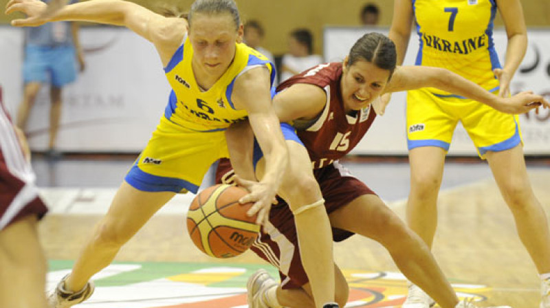 Viena no komandām līderēm ir vairākkārtējā Eiropas jaunatnes čempionātu medaļniece Ieva Krastiņa (Cēsu sporta skola)
Foto: Romāns Kokšarovs, "Sporta Avīze"