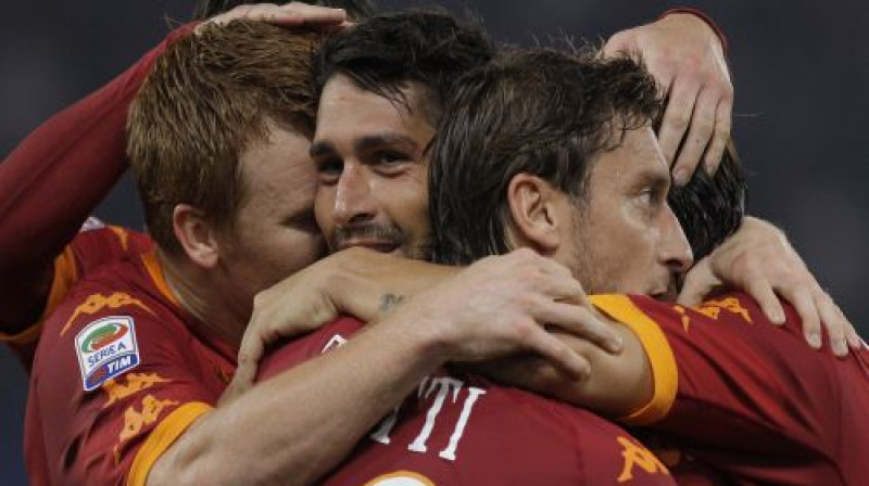 ''Roma'' futbolisti kopīgi atzīmē Marko Boriello vārtu guvumu
Foto: AP/Scanpix