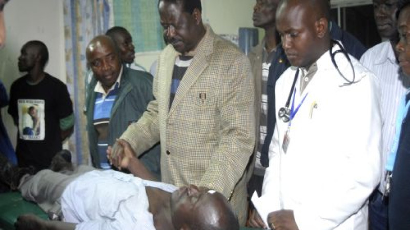 Kenijas ministru prezidents Raila Odinga (centrā) sarunājās ar vienu no nelaimes gadījumā cietušajiem
Foto: AP/Scanpix