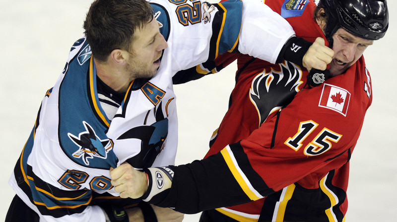 Tims Džekmens dabū pa seju no Raiena Klova
Foto: Reuters/Scanpix