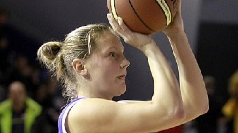 Sabīne Niedola trešdien guva 17 punktus un izcīnīja 12 bumbas zem groziem
Foto: Ann Dee Lamour, www.ladyhoop.com