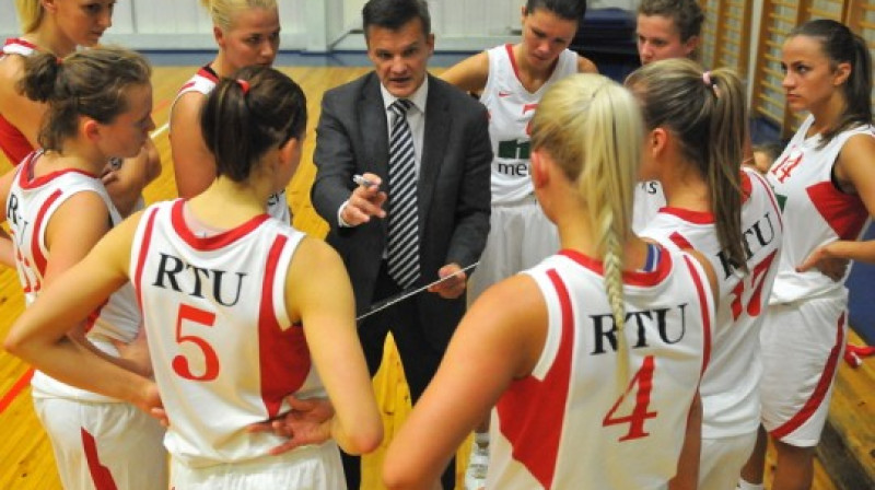 Aivars Vīnbergs un ''RTU Merks'' basketbolistes
Foto: Romualds Vambuts, Sportacentrs.com