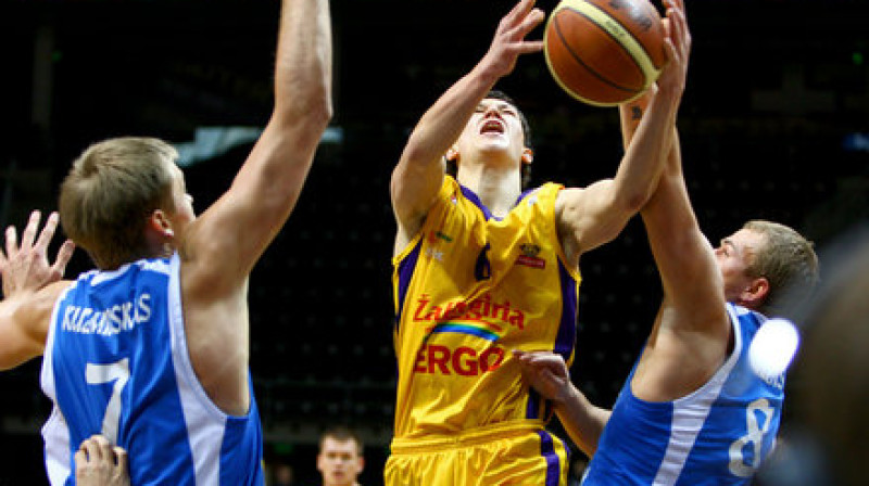 Sauļus Kuzminskas un Māris Gulbis aizsardzībā
Foto: www.bcsiauliai.lt