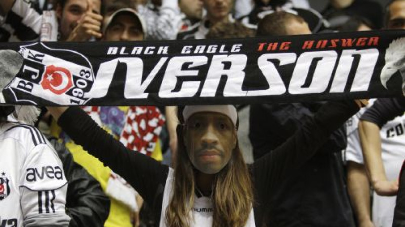 Fani var priecāties par Alena Aiversona sniegumu, bet ne par viņa pārstāvētā kluba sekmēm
Foto: AP/Scanpix