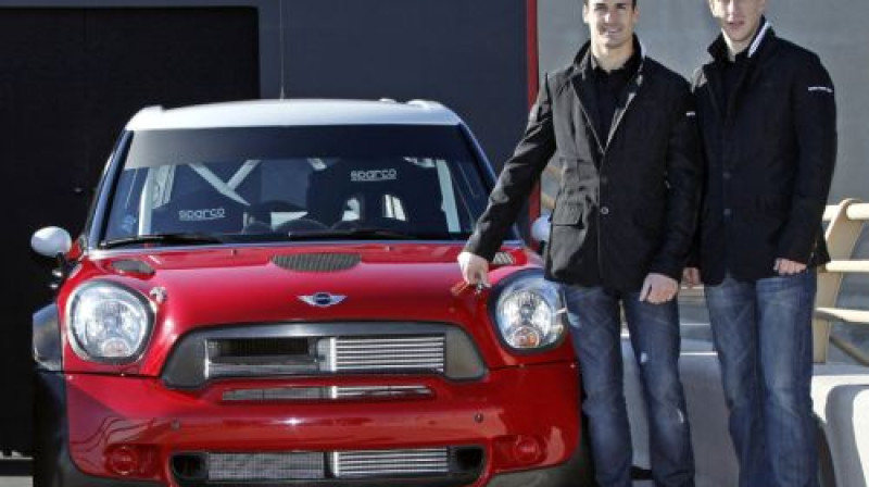 Dani Sordo un Kriss Mīke pie jaunās "Mini" automašīnas
Foto: ''Mini'' preses dienests