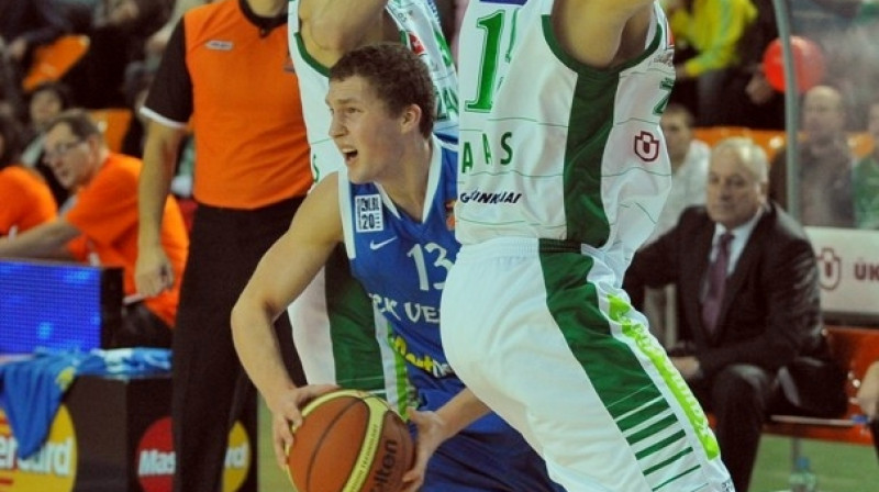 Jānis Strēlnieks cīņā ar "Žalgiris" vīriem. 
Foto: BK Ventspils