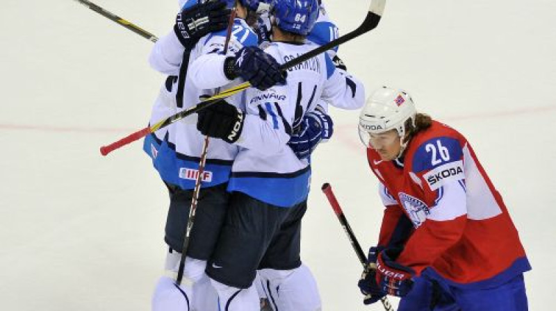 Somijas izlases hokejisti atzīmē vārtu guvumu
Foto: AFP/Scanpix