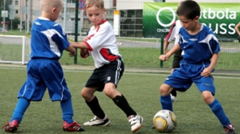 Zēniem vienmēr ir paticis un patīk spēlēt futbolu. Virslīgas komandām atbilstošu pašmāju spēlētāju trūkumu klubi lielā mērā ir radījuši paši.