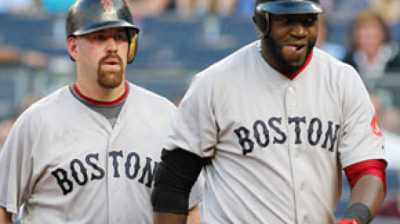 Bostonas "Red Sox" spēlētāji - Kevins Jukulis un Davids Ortizs
Foto: AP/Scanpix