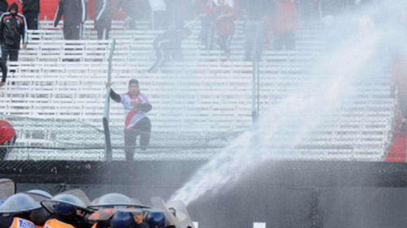 Kārtībsargi cenšas nomierināt saniknotos "River Plate" līdzjutējus
Foto: AFP/Scanpix