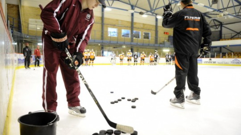 Ja mūsu labākie hokejisti saprot, ka Latvijas hokejam jāpalīdz - tas patiešām ir apsveicami! Tad lietas rullēs arī turpmāk.

Foto: Romāns Kokšarovs, F64, SA+