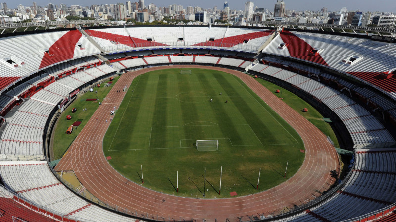 Gandrīz 58 tūkstošus vietu ietilpīgais "Monumental" stadions Buenosairesā, kur 24.jūlijā tiks aizvadīts "Copa América" fināls 
Foto: Foto: AFP/Scanpix