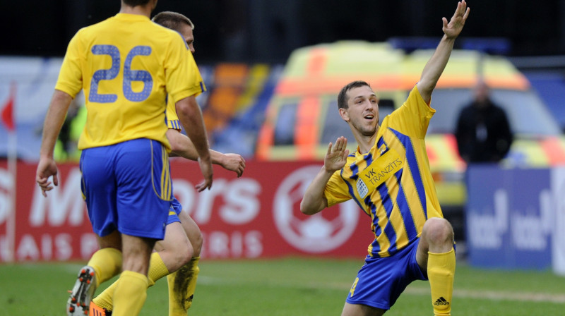 FK "Ventspils" pussargs Oļegs Laizāns (pa labi) ir gandarīts par uzaicinājumu pievienoties Latvijas valstsvienībai. Foto: Romāns Kokšarovs, "Sporta Avīze"