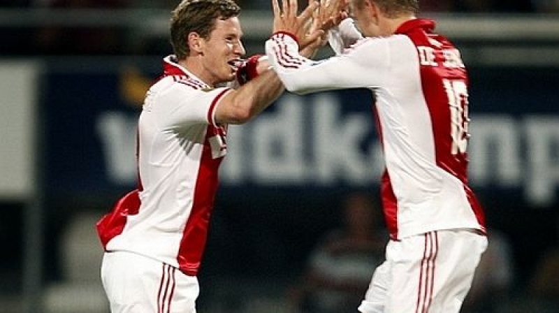 Sims de Jongs (pa labi) pret "Heracles" guva divus vārtus, palīdzot "Ajax" uzvarēt
Foto: fcupdate.nl