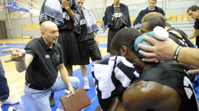 Ramūns Butauts dod norādījumus VEF basketbolistiem
Foto: Romāns Kokšarovs, Sporta Avīze, f64