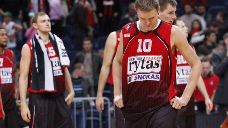 "Lietuvos Rytas" basketbolisti laukumu pēc spēles beigām pameta nokārtām galvām
Foto: lrytas.lt