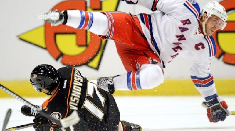 "Ducks" - "Rangers" spēles epizode
Foto: AP/Scanpix