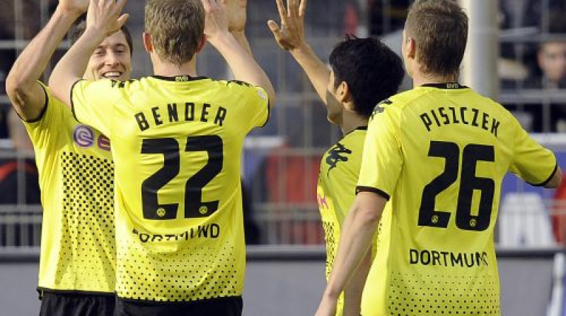 Dortmundes "Borussia" futbolisti priecājas pa vārtu guvumu
Foto: AP/Scanpix