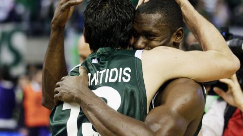 Dimitris Diamantidis un Romēns Sato priecīgi par uzvaru
Foto: Reuters/Scanpix