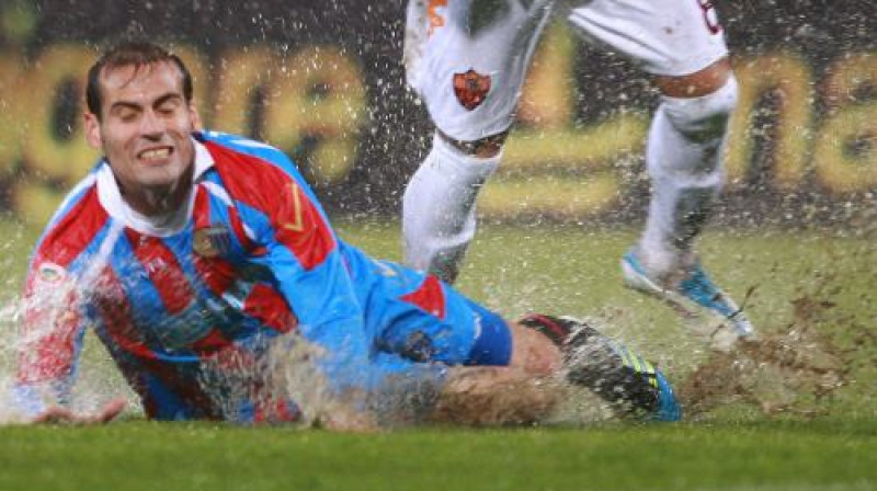 Spēcīgo lietusgāžu dēļ "Roma" un "Catania" tikšanos nācās pārtraukt.
Foto: AFP/Photo, Scanpix