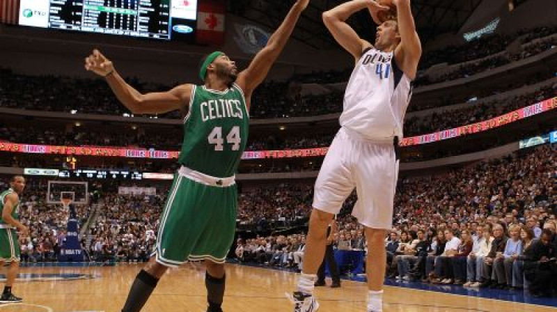 Dirks Novickis met spēlē pret Bostonu
Foto: Reuters/Scanpix