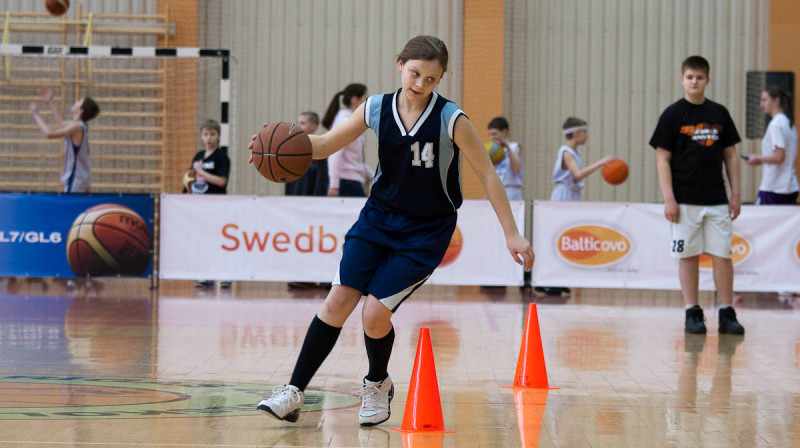 Veiklības stafete Swedbank Latvijas Jaunatnes basketbola līgas Talantu nedēļas Zvaigžņu spēlē 2011.gadā.
Foto: Ēriks Biters