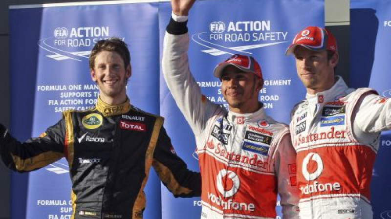 Austrālijas GP kvalifikācijas labāko trijnieks - (no kreisās) Romēns Grožāns, Lūiss Hamiltons un Džensons Batons
Foto: AP/Scanpix