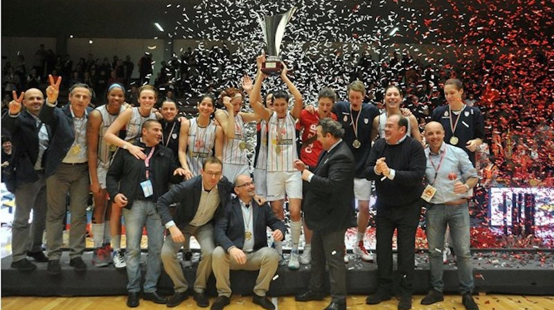 Zenta Meļņika (pirmā no labās) pirms nedēļas "Cras Basket Taranto" sastāvā izcīnīja Itālijas kausu
Foto: Cras Basket