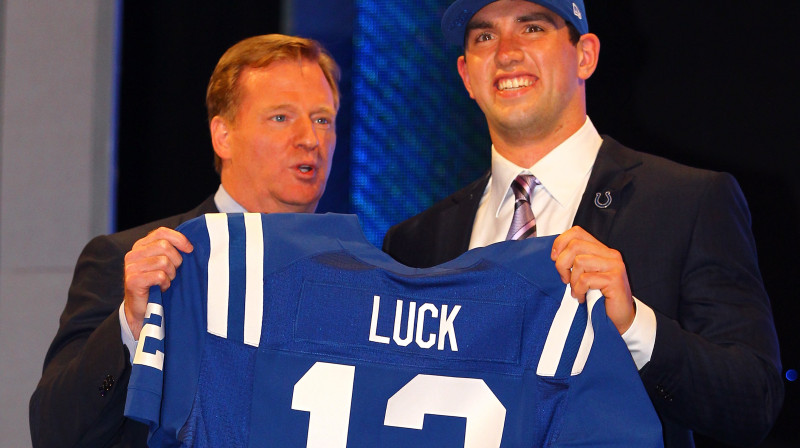 NFL komisārs Rodžers Gūdels un drafta 1. numurs Endrjū Laks.
Foto: AP/Scanpix