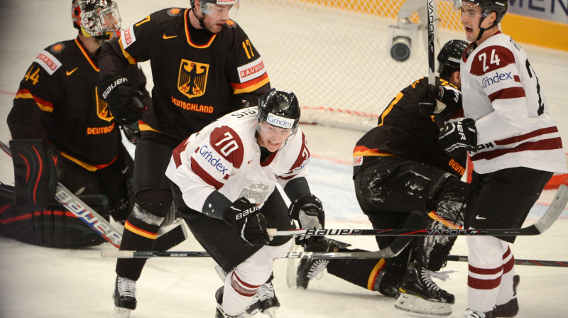 Miks Indrašis pēc vārtu guvuma pret Vāciju 
Foto: Romāns Kokšarovs, Sporta Avīze, f64