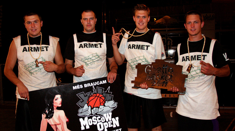 2010. un 2011. gada "Ghetto Basket" čempionvienība Jelgavas "Armet" - Edgars Krūmiņš, Arvis Vālodze, Andris Justovičs, Gatis Justovičs
Foto: Renārs Buivids