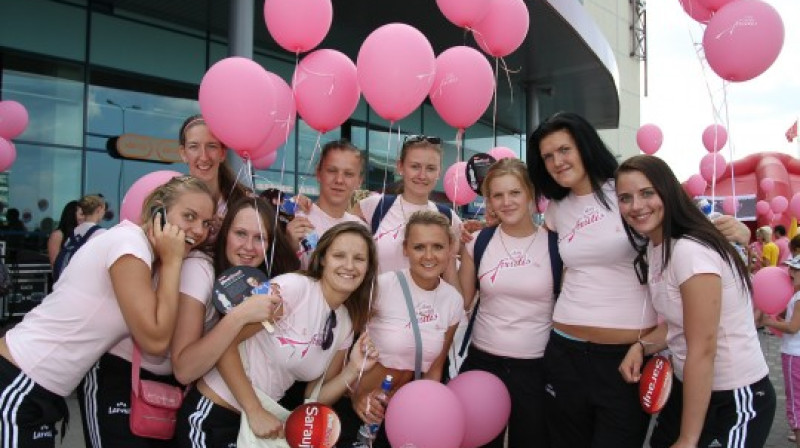 Latvijas U20 izlases basketbolistes solidaritātes gājienā 2011.gadā. Šogad vairākas no viņām valstsvienības sastāvā redzēsim gan gājienā, gan laukumā.
Foto: Ēriks Biters