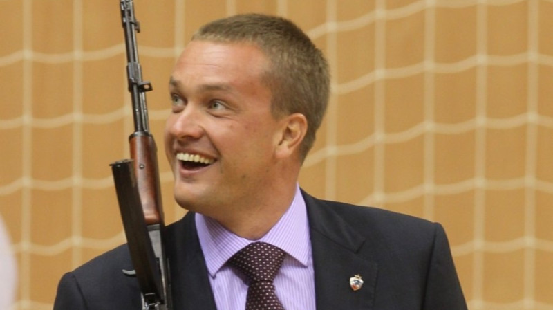 CSKA prezidents Andrejs Vatutins ar triecienšauteni AK-47
Foto: RIA/Scanpix