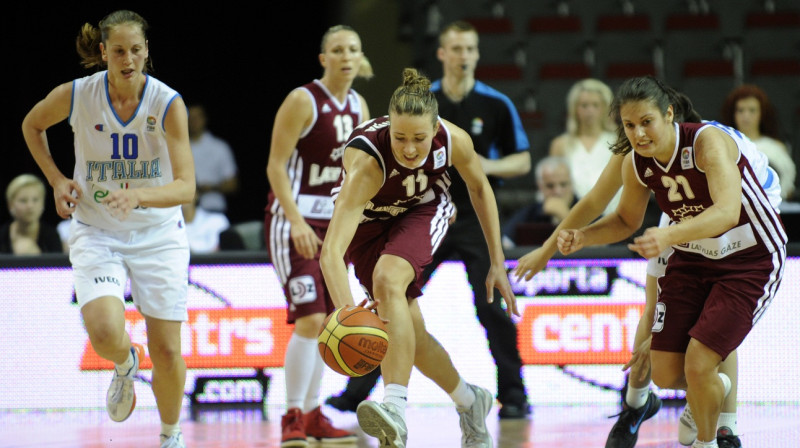 Aija Putniņa, Ieva Krastiņa un Kristīne Kārkliņa dodas uzbrukumā
Foto: Romāns Kokšarovs, "Sporta Avīze", f64