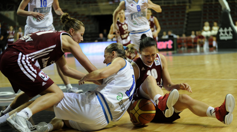 Aija Putniņa un Anete Horelika "pagrabā" cīnās par bumbu
Foto: Romāns Kokšarovs, "Sporta Avīze", f64