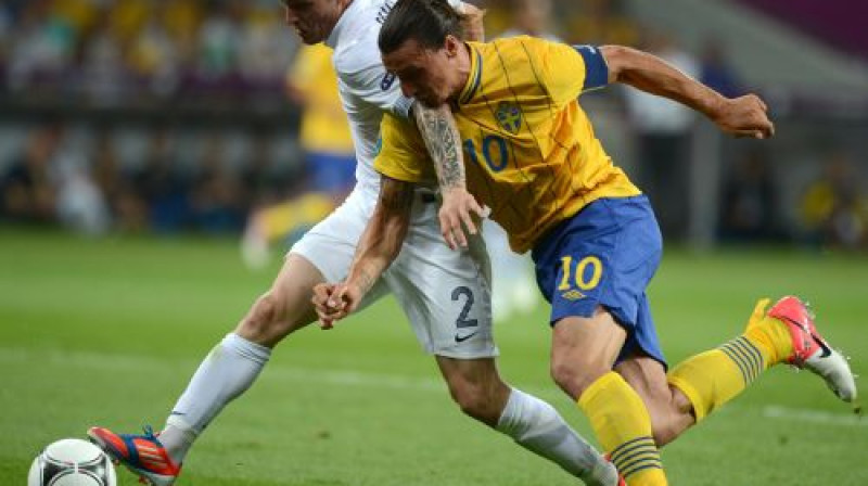 Zlatans Ibrahimovičs cīņā ar Matjē Debušī
Foto: AFP/Scanpix