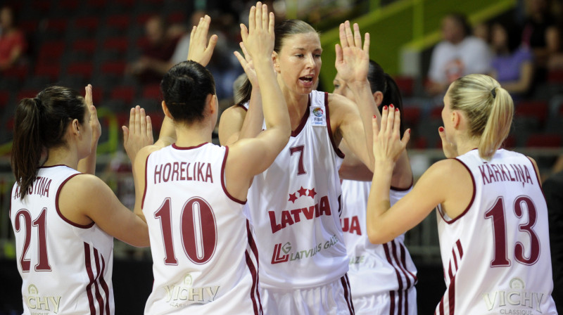 Pirms pēdējām trīs EuroBasket Women 2013 kvalifikācijas spēlēm visas iespējas ir Latvijas valstsvienības rokās
Foto: Romāns Kokšarovs, "Sporta Avīze", f64