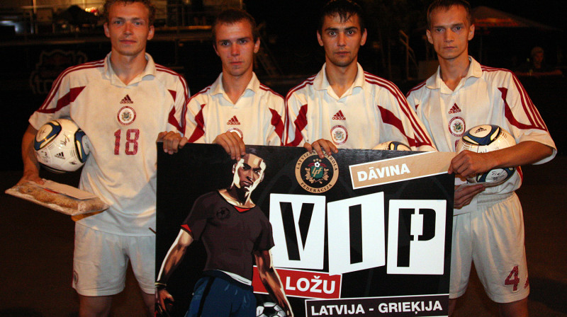 Latvijas Futbola federācija balvu pasniedza arī 2011. gada "Ghetto Football' čempionvienībai "Brasa"
Foto: Renārs Buivids