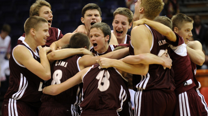 Latvijas U16 vīriešu basketbola valstsvienība pēc uzvaras pār Krieviju
Foto: Romāns Kokšarovs, "Sporta Avīze", f64