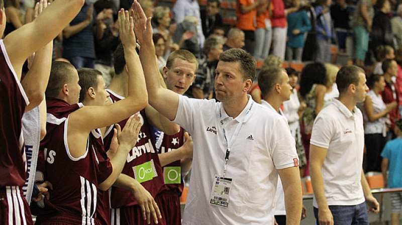 Guntis Endzels kopā ar Latvijas junioriem Eiropas U18 čempionātu Liepājā sāka veiksmīgi, izcīnot divas uzvaras trīs spēlēs
Foto: Mārtiņš Sīlis, www.fibaeurope.com
