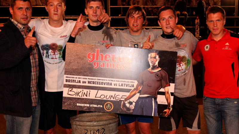 "Ghetto Football" čempionvienība "Bikini Lounge" kopā ar sacensību organizatoru Raimondu Elbakjanu un Latvijas izlases futbolistu Ritvaru Ruginu
Foto: Renārs Buivids