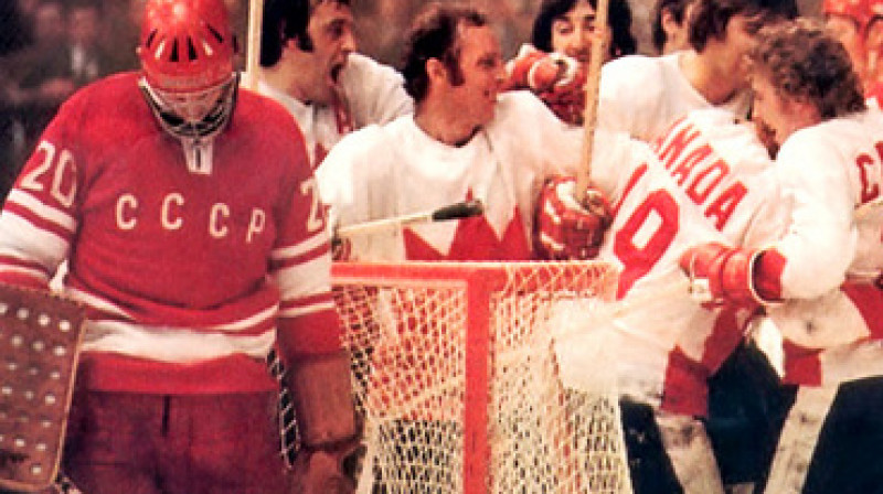 Supersērija ir viens no iespaidīgākajiem notikumiem pasaules hokeja vēsturē. Aizkulisēs valdīja kara lauka noskaņa, bet uz ledus - cīņa par godu...

Foto: teamcanada.ca