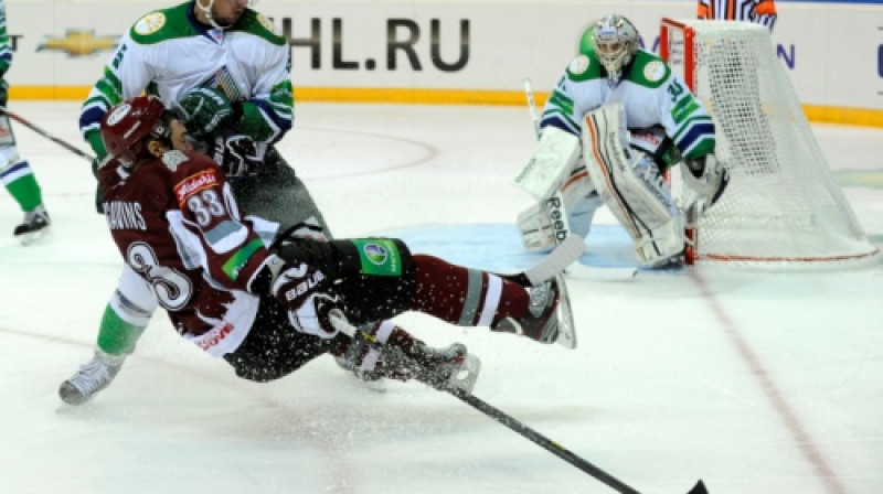 Kaspars Daugaviņš krīt cīņā ar pretinieku
Foto: Romāns Kokšarovs (f64)