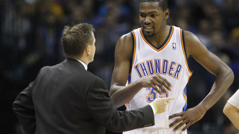 "Thunder" galvenais treneris Skots Brukss dod padomus komandas līderim Kevinam Durantam
Foto: AP/Scanpix