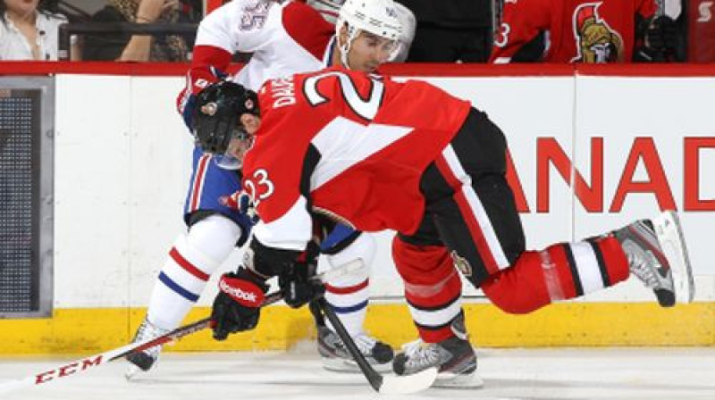 Kaspars Daugaviņš (sarkanajā formā) cīņā ar "Canadiens"
Foto:AFP/Scanpix