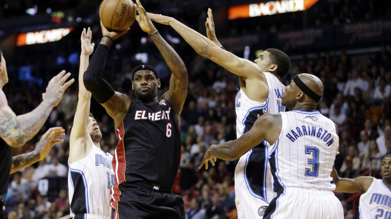 Lebrons Džeimss Orlando "Magic" spēlētāju ielenkumā
Foto: AP/Scanpix